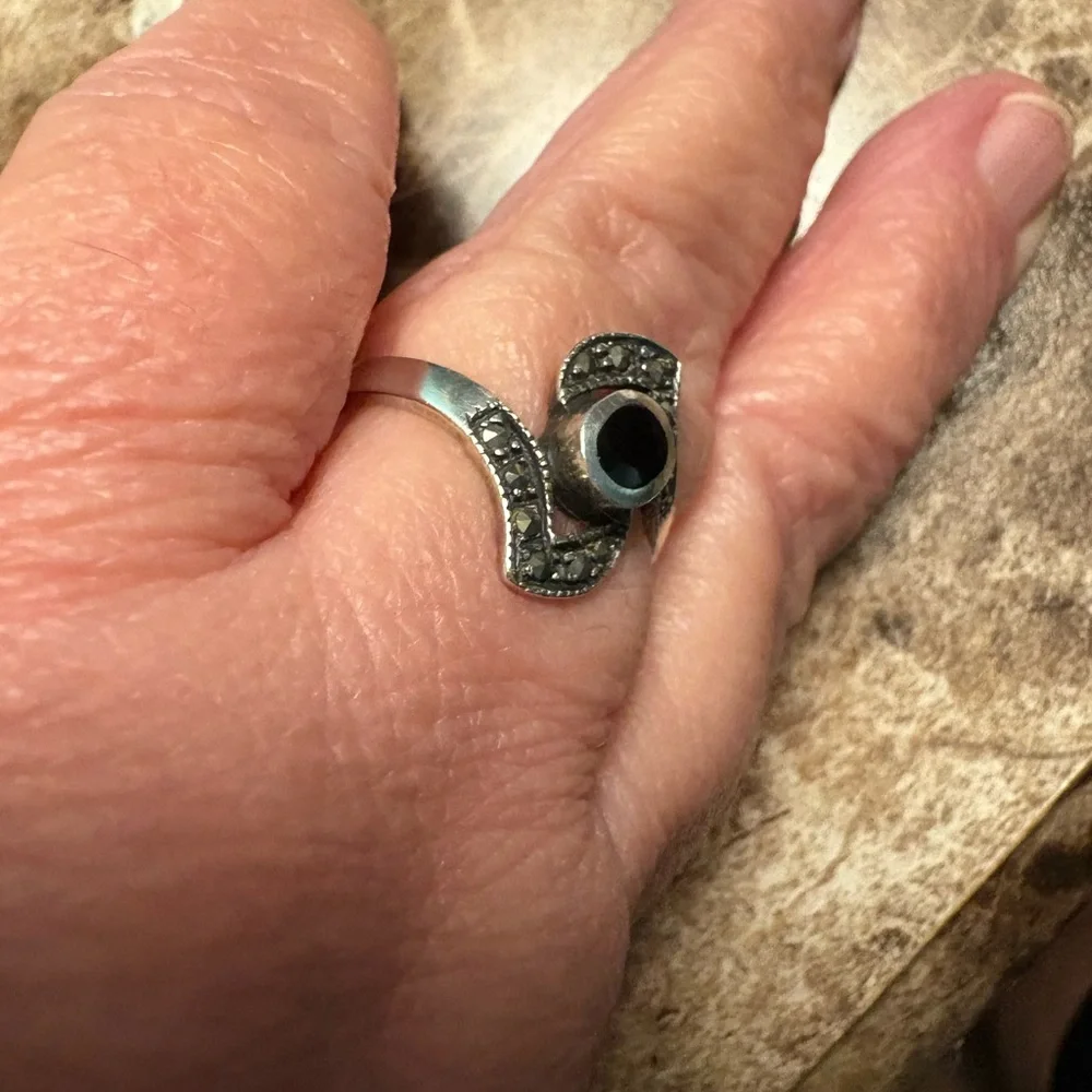 GUC stamped .925 marcasite ring size 8.5
